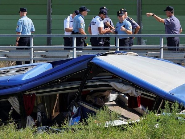 Ô tô lao khỏi đường cao tốc, 12 người chết, 32 người bị thương 