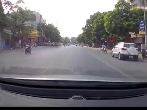 [CLIP]: Nữ tài xế gặp nạn khi tông trúng quả bóng văng ra từ trong ngõ