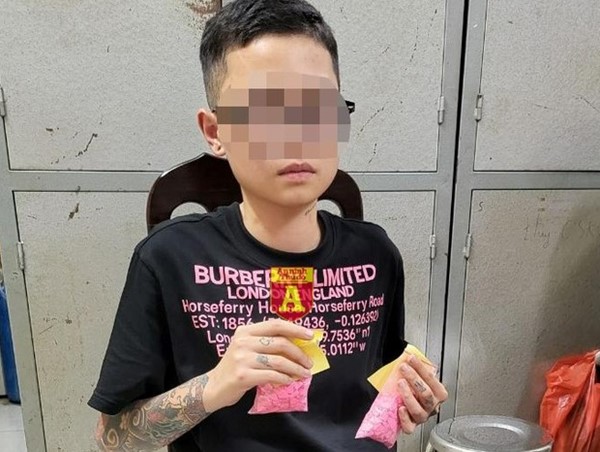 2 cô gái không đội mũ bảo hiểm, tàng trữ gần 400 viên ma tuý tổng hợp