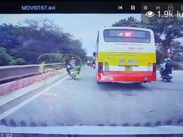 [CLIP]: Tài xế xe buýt chèn ép gẫy gương xe ô tô con rồi thản nhiên bỏ đi