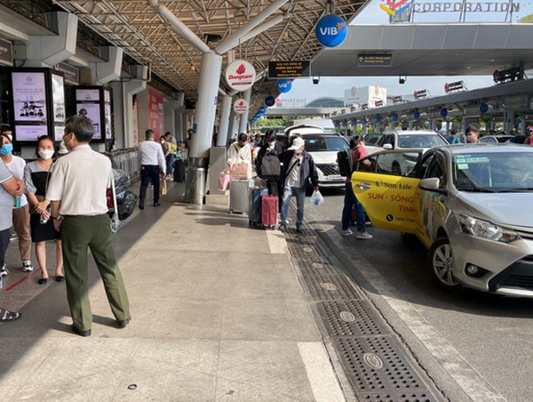 Xử lý nghiêm các vi phạm tăng giá, chèn ép khách tại sân bay Tân Sơn Nhất