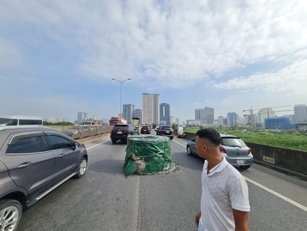 Bộ GTVT yêu cầu xử lý nghiêm vụ xe tải làm rơi cuộn thép trên đường