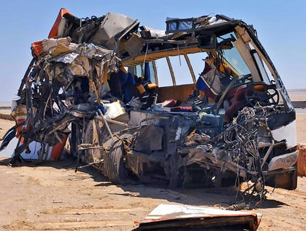 Xe tải đè bẹp xe buýt khiến 12 người thiệt mạng