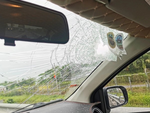 Xác minh vụ cục đá rơi thủng kính ô tô đang chạy trên cao tốc TP Hồ Chí Minh - Trung Lương