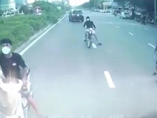 [CLIP]: Nhóm thanh niên chặn đường, đập phá xe ô tô trên đường Nguyễn Văn Huyên