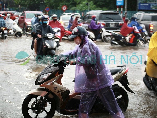 Hà Nội: Giao thông tê liệt do ảnh hưởng cơn bão số 2