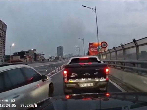 [CLIP]: Xe bán tải cố tình di chuyển chậm không cho xe sau đi