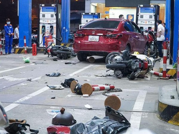 Khởi tố vụ án, tạm giữ hình sự tài xế lao ô tô vào cây xăng ở Hà Nội