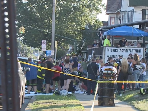 "Xe điên" đâm vào đám đông, 18 người thương vong