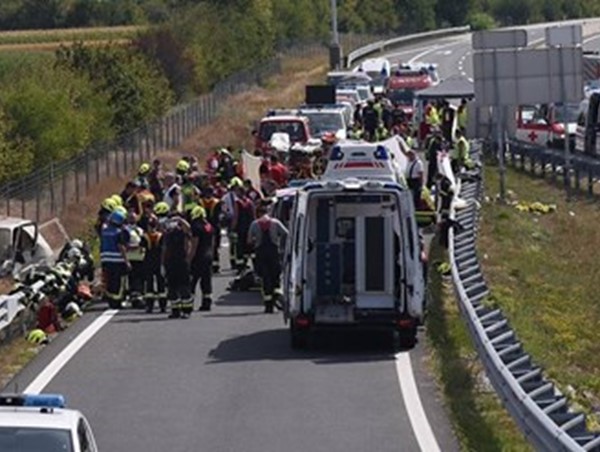 Xe tải chở người nhập cảnh trái phép bị lật khiến 3 người thiệt mạng