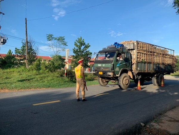 Quảng Ngãi: Phạt hơn 10 tỷ đồng 461 trường hợp xe quá khổ, quá tải