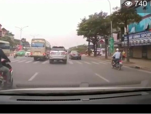 [CLIP]: Xe buýt vượt ẩu, tông ngã một thanh niên đang đi bộ sang đường