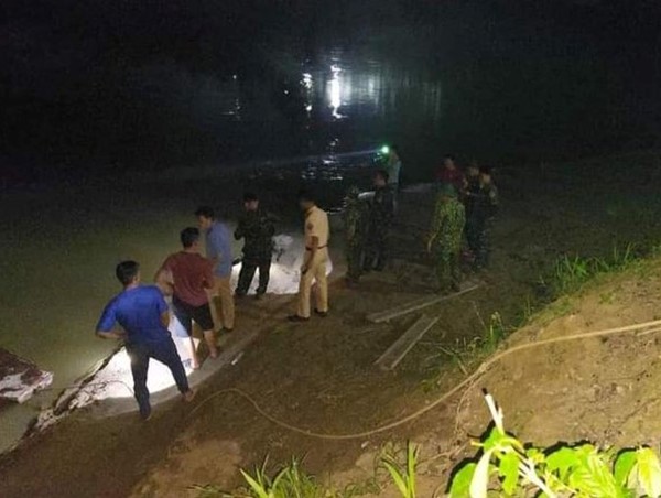 Lật thuyền trên sông Chảy, 5 người chết và mất tích 