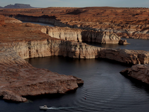 Máy bay lao xuống hồ, 7 người thương vong