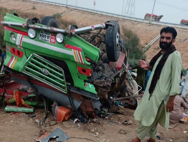 Xe khách mất lái rồi lao xuống mương, 40 người thương vong