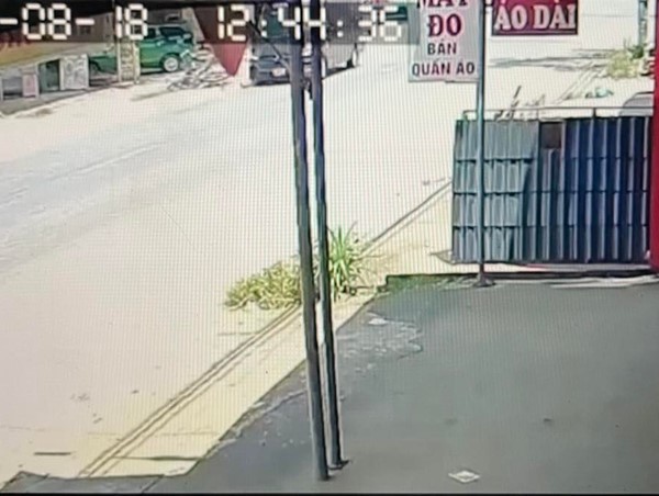 [CLIP]: Xe máy từ trong ngõ đi ra va chạm với xe khách, tài xế tử vong