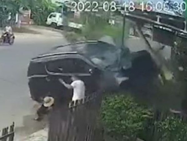 [CLIP]: Xe 7 chỗ lao vào nhà dân, 3 người thương vong