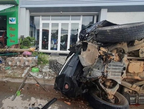 Đang sửa ống cống trước nhà, 2 vợ chồng bị ô tô tông thương vong