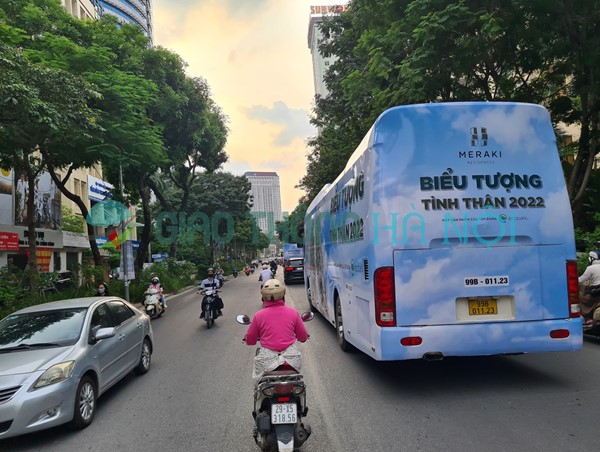 Xe khách “kín như bưng” tái xuất trên phố phường Hà Nội