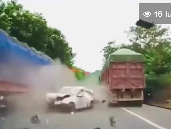 [CLIP]: Tông vào xe tải đang dừng đỗ bên đường, ô tô con nát bét