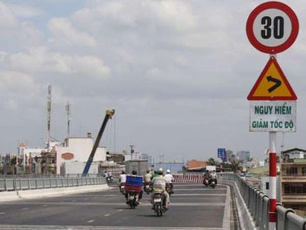 12 trường hợp tài xế phải giảm tốc độ khi đang đi trên đường