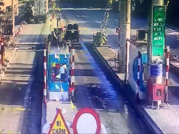 [CLIP]: Khoảnh khắc ô tô tông sập barie trạm thu phí không dừng