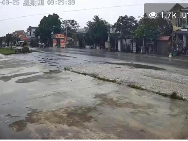 [CLIP]: Tránh xe máy, 2 xe "hổ vồ" đấu đầu, lái xe bị gãy chân