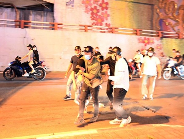 Cảnh sát 141 hóa trang bắt giữ 30 đối tượng nẹt pô náo loạn đường phố trong đêm