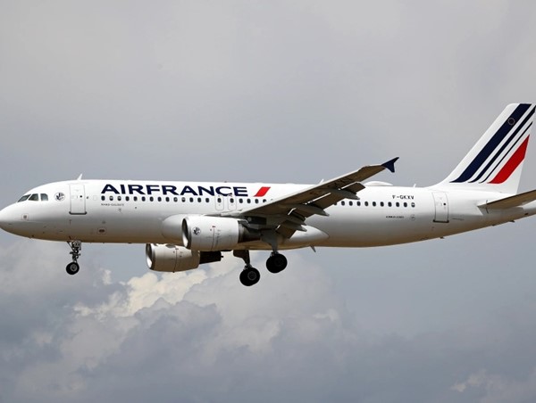 Hai phi công đánh nhau trong buồng lái khi máy bay vừa cất cánh