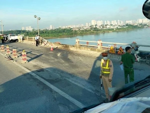 Ô tô đâm đổ lan cầu Thanh Trì, rơi xuống sông Hồng