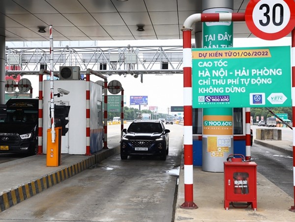 Đề nghị xử phạt xe không đủ điều kiện đi vào làn thu phí ETC