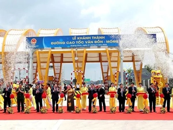 Chính thức thông xe tuyến cao tốc Vân Đồn–Móng Cái