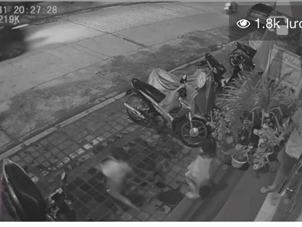 [CLIP]: Bé gái 5 tuổi chạy qua đường bị xe điện du lịch tông tử vong 