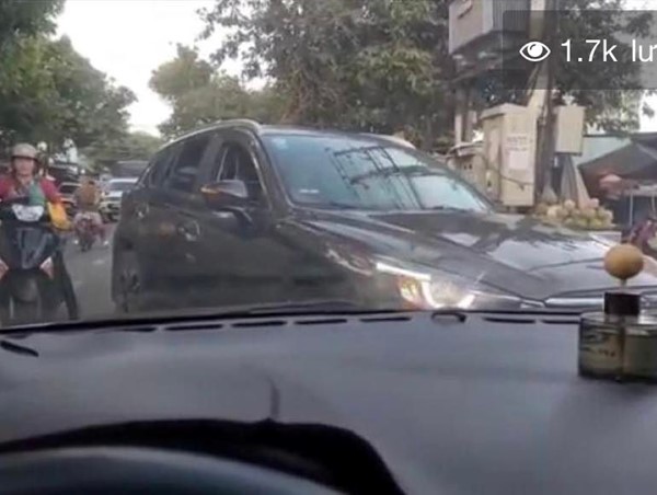 [CLIP]: Tài xế dừng đỗ ô tô giữa đường để đi chợ gây bức xúc dư luận