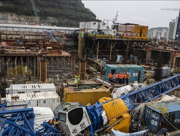 Sập cần cẩu ở Hong Kong khiến 8 người thương vong