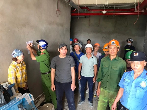 Giải cứu 10 người mắc kẹt trong thang máy chung cư 