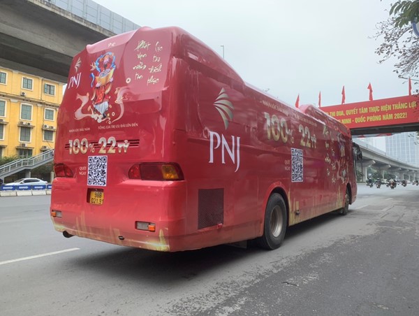 Cẩn thận ăn phạt nặng và từ chối đăng kiểm khi dán decal chi chít lên ô tô