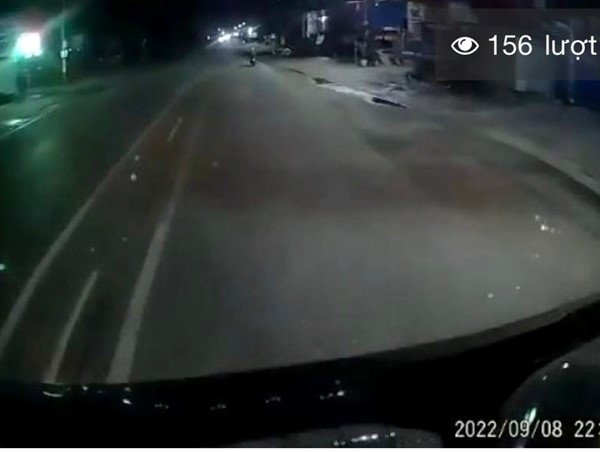 [CLIP]: Xe 5 chỗ vượt phải bị Container đâm xoay ngang đường