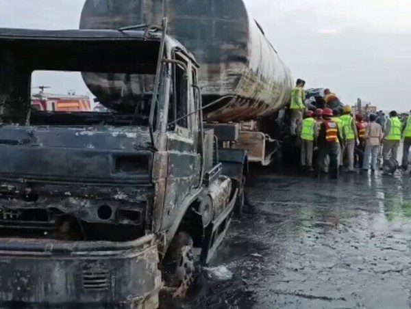 Xe buýt đâm trực diện một xe khác, 20 người tử vong
