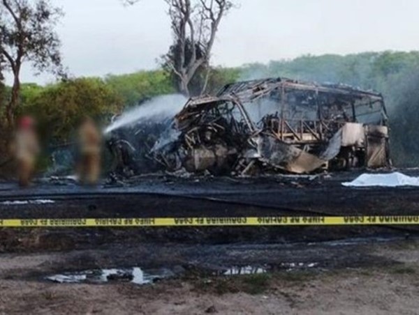 Xe khách gặp tai nạn trên cao tốc rồi bốc cháy, 18 người thiệt mạng