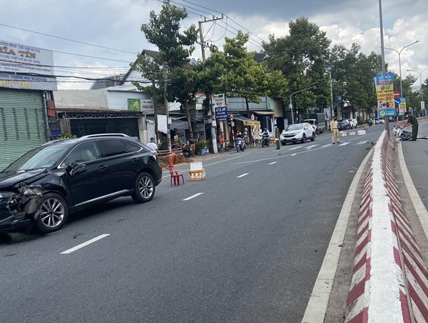 [CLIP]: Xe máy chạy ngược chiều đấu đầu ô tô, người đàn ông bị đứt lìa chân