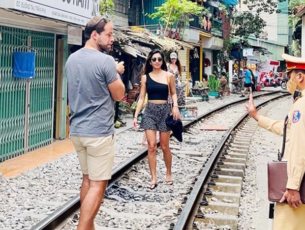 Xử lý dứt điểm tình trạng bán hàng, quay phim, chụp ảnh trên tuyến đường sắt Hà Nội - Đồng Đăng