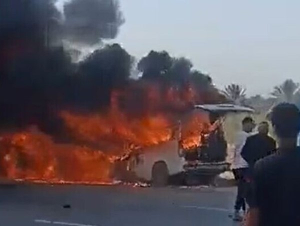 Xe buýt va chạm xe tải rồi bốc cháy, 11 người tử vong