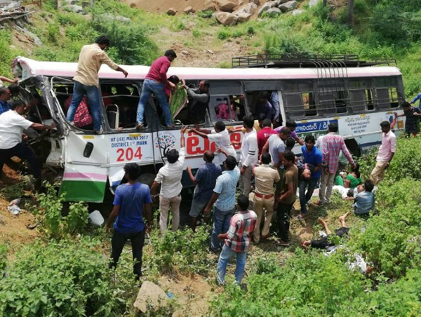 Xe buýt lao xuống vực sâu, ít nhất 11 người thiệt mạng