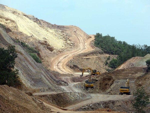 Thí điểm sử dụng 5.000m3 cát biển để đắp nền đường cao tốc Bắc-Nam