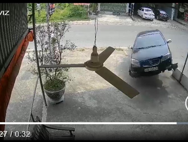 CLIP: Xe tập lái phanh "cháy" đường rồi lao như bay vào nhà dân ở Bắc Giang