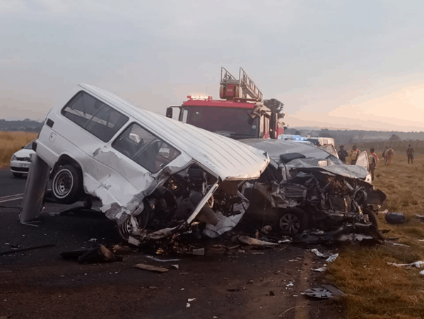 Xe buýt va chạm xe tải, ít nhất 16 học sinh thiệt mạng