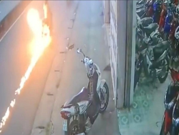CLIP: Đang đi trên đường, cô gái hoảng hốt khi xe máy bốc cháy 