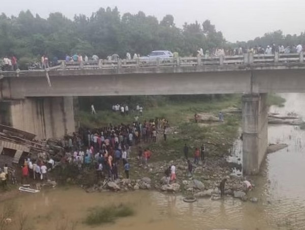 Xe buýt chở 50 hành khách rơi khỏi cầu, ít nhất 6 người thiệt mạng