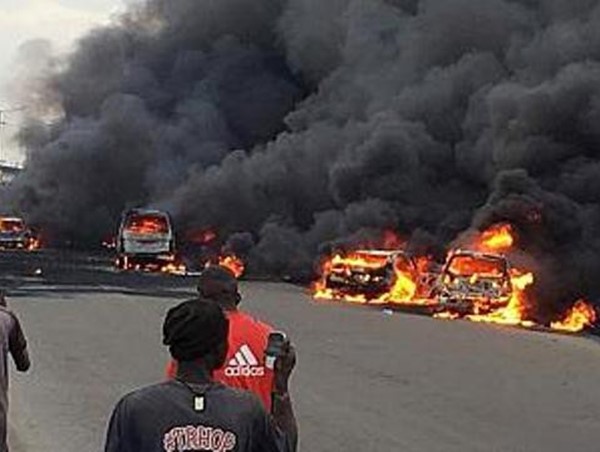 Hai xe buýt va chạm với xe tải rồi bốc cháy, ít nhất 19 người tử vong